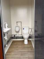 Contenedor Sanitario 3 Cabinas – WC, Lavabo y Calentador Integrados para Obras y Eventos